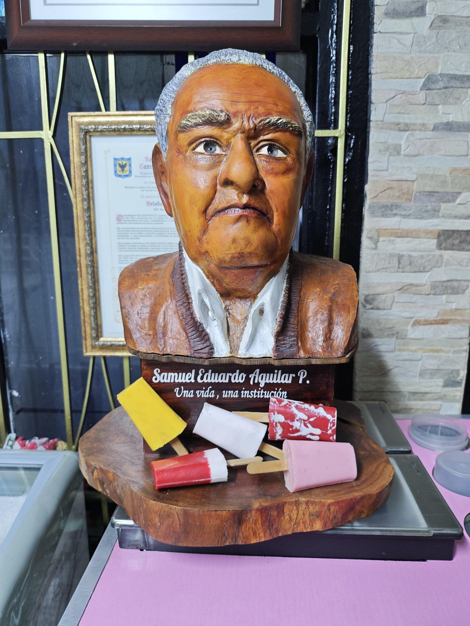 Busto conmemorativo de Samuel E. Aguilar P. en Helados Nápoles